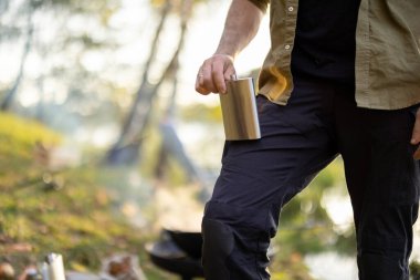 Gölde balık tutan adam