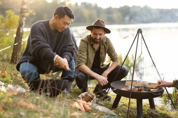 多种族朋友在钓鱼时野餐 — 图库照片