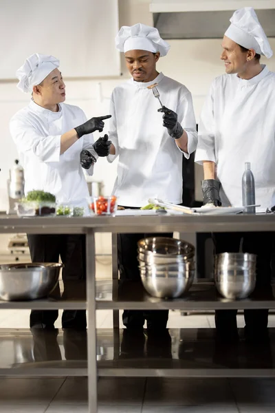 Cocinas con diferentes nacionalidades degustación de comidas cocinadas para menú de restaurante —  Fotos de Stock