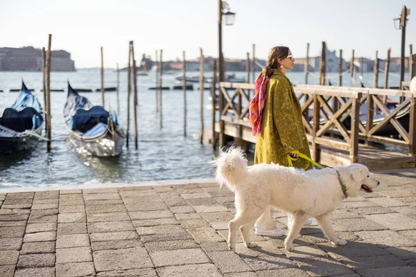 Mulher elegante andando com cão em Veneza, Itália — Fotografia de Stock