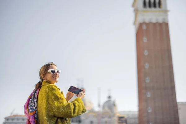 ヴェネツィアの有名なランドマークを旅行する女性 — ストック写真