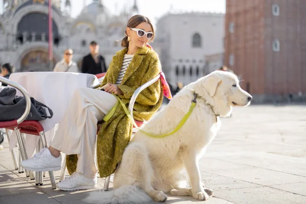 Donna italiana con cane al caffè nel centro di Venezia — Foto Stock