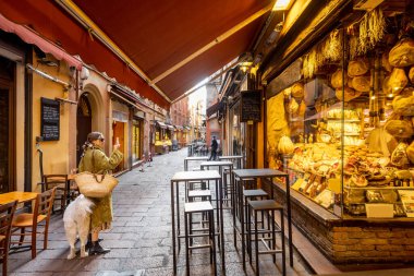 İtalya 'nın Bologna kentindeki ünlü gastronomi caddesi.