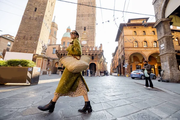 Bologna şehrinde şık bir kadın sokakta yürüyor. — Stok fotoğraf