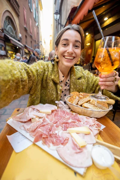 Donna con cibo italiano al bar all'aperto — Foto Stock