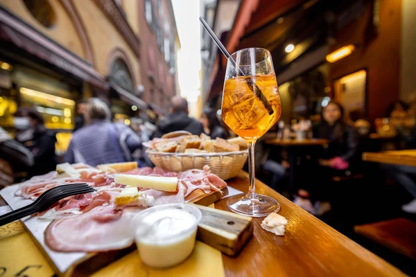 Włoski talerz i napój na stole w barze na świeżym powietrzu — Zdjęcie stockowe