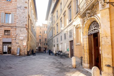 İtalya 'nın Siena kentindeki dar ve rahat sokağa bak