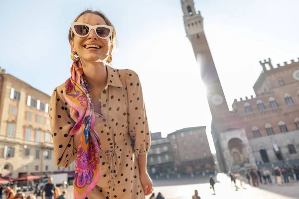 Femme sur la place principale de la ville de Sienne en Italie — Photo