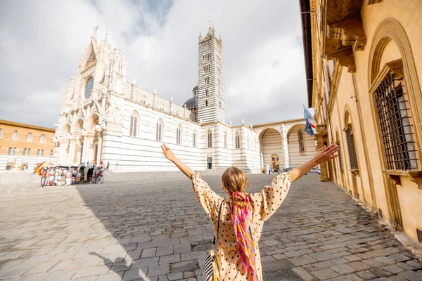 Γυναίκα μπροστά από τον καθεδρικό ναό της Σιένα στην Τοσκάνη, Ιταλία — Φωτογραφία Αρχείου