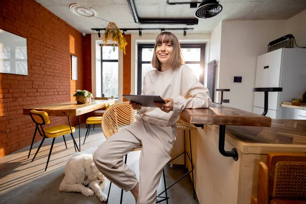 现代家庭工作室里穿着家居服、头戴数码平板电脑的女性 — 图库照片