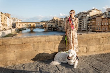 Kadın köpekle İtalya, Floransa 'da seyahat ediyor.
