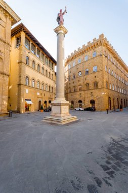 Floransa 'daki Santa Trinita Meydanı' nda sabah manzarası