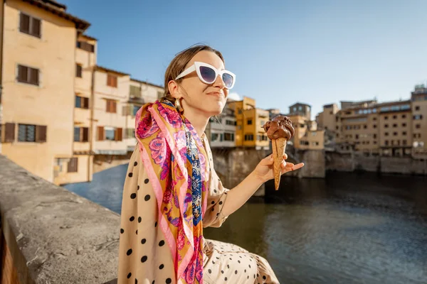 Donna con gelato italiano a Firenze — Foto Stock