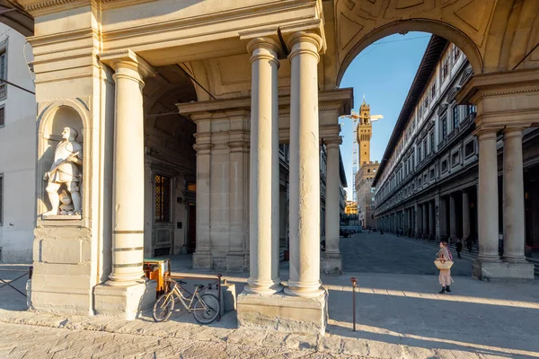 Reggeli kilátás az Uffizi Múzeum homlokzatára Firenzében — Stock Fotó