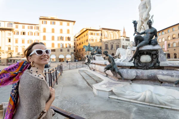 Junge Frau reist durch berühmte italienische Sehenswürdigkeiten in Florenz — Stockfoto