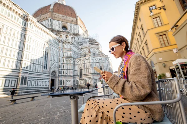 Woman at cafe terrace near Duomo cathedral in Florence, traveling Italy — Stock Photo, Image