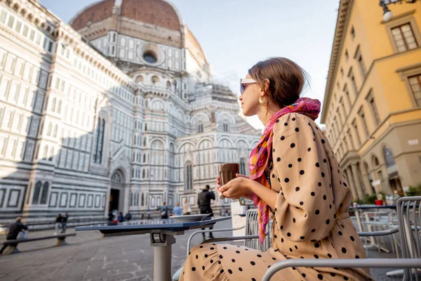 Donna alla terrazza del caffè vicino Duomo di Firenze, in viaggio Italia — Foto Stock