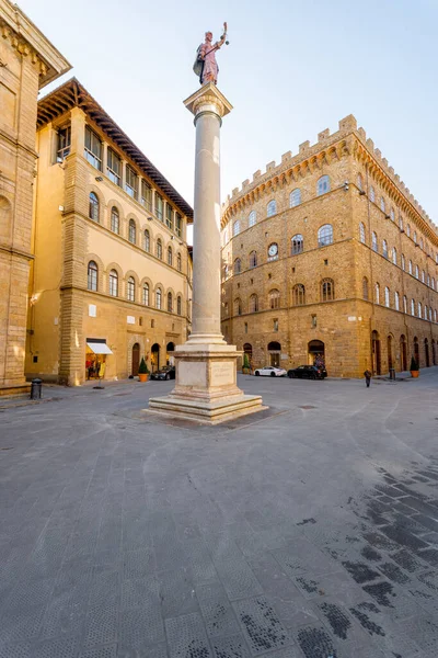 Ranní pohled na náměstí Santa Trinita ve Florencii — Stock fotografie