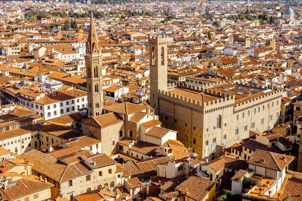 Vista aérea sobre os belos telhados na cidade velha de Florença — Fotografia de Stock