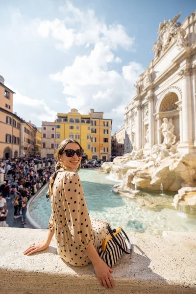 Nő látogatás híres di Trevi szökőkút Rómában — Stock Fotó
