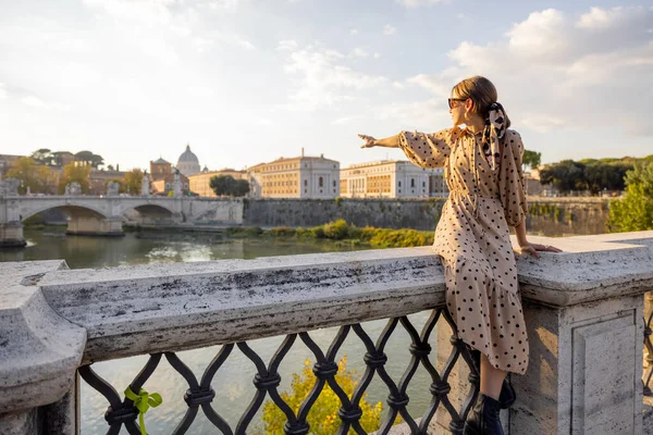 Kobieta ciesząca się widokiem na poranne miasto Rzym — Zdjęcie stockowe