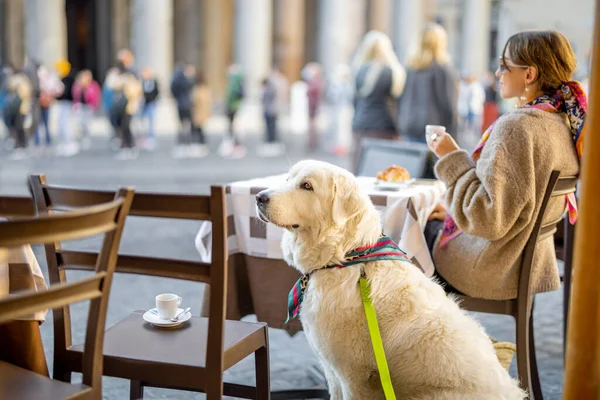 Γυναίκα κάθεται με το σκυλί σε υπαίθριο καφέ στη Ρώμη — Φωτογραφία Αρχείου