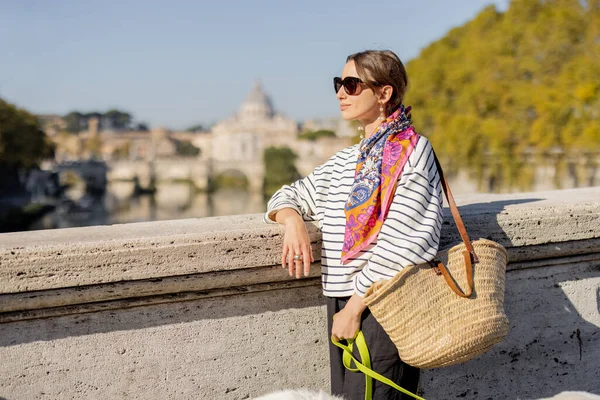 Γυναίκα απολαμβάνοντας όμορφο τοπίο της πόλης της Ρώμης και του Βατικανού — Φωτογραφία Αρχείου