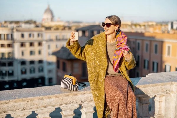 Kvinna njuter av vacker morgon stadsbilden i Rom — Stockfoto