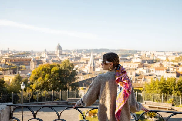Donna godendo bellissimo paesaggio urbano del mattino di Roma — Foto Stock
