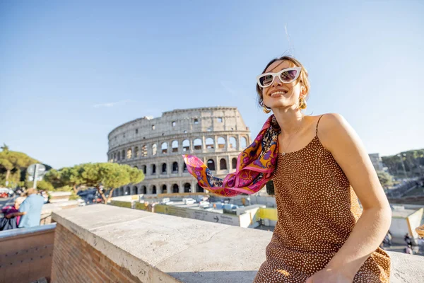 Женщина рядом с Колизеем в Риме — стоковое фото
