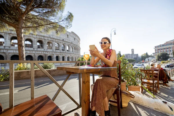 İtalya, Roma 'da Coliseum yakınlarındaki açık kafede bir kadın.
