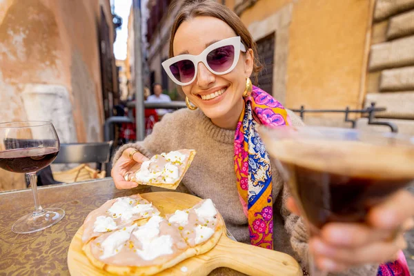 Donna che mangia pizza al ristorante italiano all'aperto — Foto Stock
