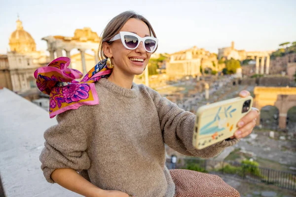 Roma 'daki Roma forumunun keyfini çıkaran kadın