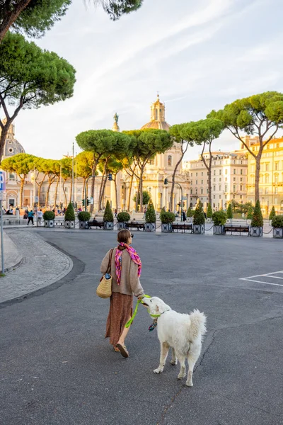 Mujer paseando con un perro en la famosa calle central de Roma — Foto de Stock
