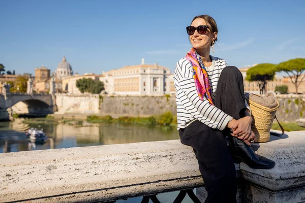 Donna che gode di un bellissimo paesaggio di Roma città e Vaticano — Foto Stock