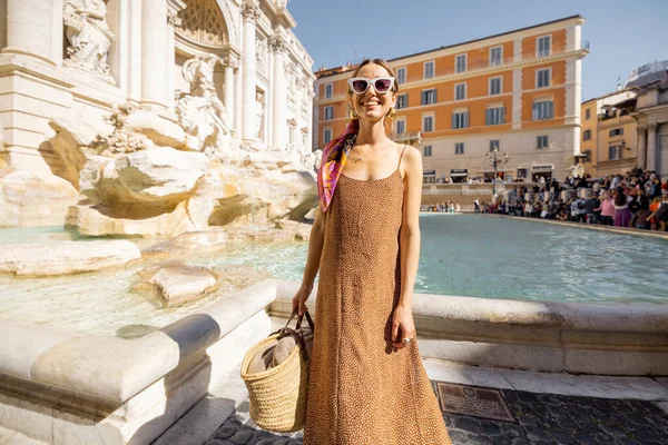 Kvinna besöker berömda di Trevi fontän i Rom — Stockfoto