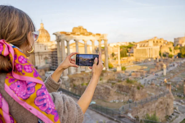 Mujer disfrutando de la vista en el foro romano en Roma — Foto de Stock