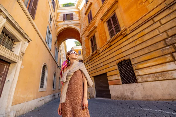 Frau läuft durch enge alte Straße in Rom — Stockfoto