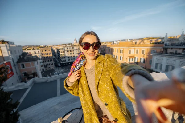 Donna godendo bellissimo paesaggio urbano del mattino di Roma — Foto Stock