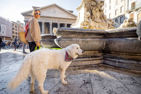 Roma 'da Panthenon yakınlarında köpeğiyle yürüyen bir kadın.