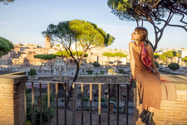 Frau genießt schöne Aussicht von oben auf die Altstadt von Rom — Stockfoto