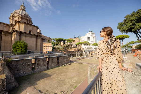 Γυναίκα απολαμβάνοντας θέα στο ρωμαϊκό φόρουμ στη Ρώμη — Φωτογραφία Αρχείου