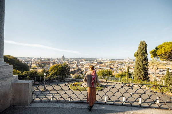 Donna godendo bellissimo paesaggio urbano del mattino di Roma — Foto Stock