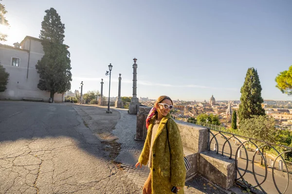 Donna godendo bellissimo paesaggio urbano del mattino di Roma — Foto Stock