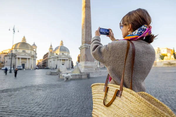 Kobieta odwiedzająca Piazza del Popolo w Rzymie w godzinach porannych — Zdjęcie stockowe
