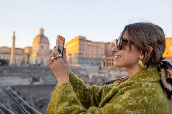 Mujer tomando fotos del foro romano, mientras viaja a Roma —  Fotos de Stock