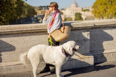 Roma 'da bir kadın köpekle yürüyor.