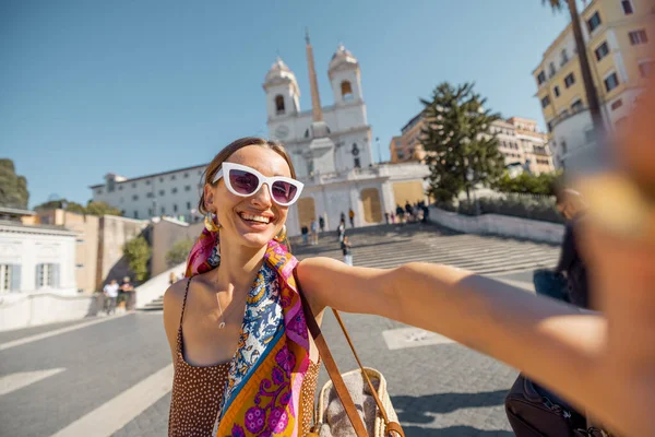 Kobieta robi zdjęcie selfie na tle słynnych hiszpańskich kroków w Rzymie — Zdjęcie stockowe