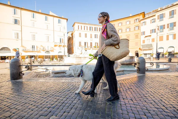 La donna cammina con il cane pastore italiano in piazza Navona a Roma — Foto Stock