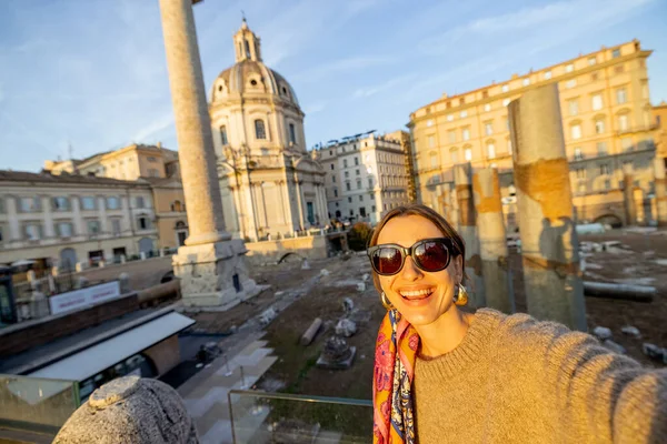 Donna in visita al Foro Romano, in viaggio a Roma — Foto Stock